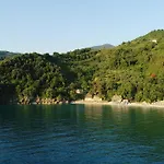 Genevieve Sea House - By The Sea ....on The Beach. Holiday home *
