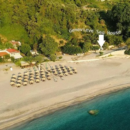 Genevieve Sea House - By The Sea ....on The Beach. Casa de Férias Agioi Saranta