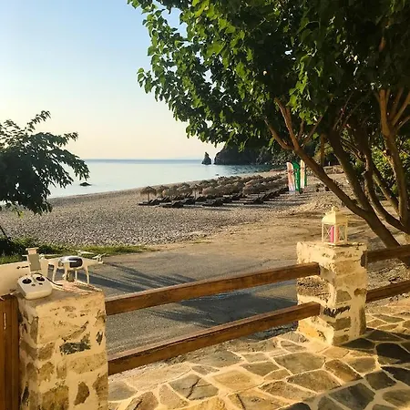 Casa de Férias Genevieve Sea House - By The Sea ....on The Beach. Agioi Saranta