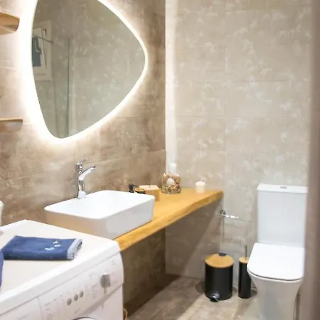 Genevieve Sea House - By The Sea ....on The Beach. Casa de Férias Agioi Saranta