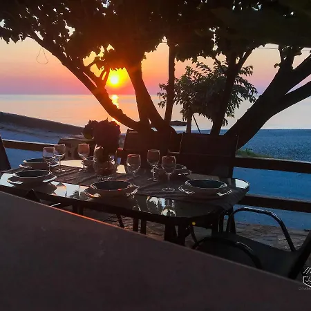 Vakantiehuis Genevieve Sea House - By The Sea ....on The Beach. *