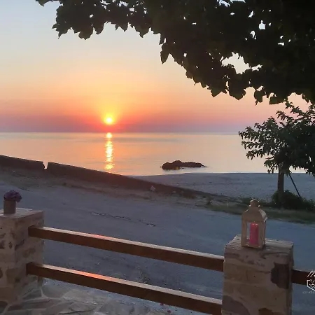 Casa de Férias Genevieve Sea House - By The Sea ....on The Beach. Agioi Saranta