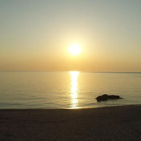 Genevieve Sea House - By The Sea ....on The Beach. *