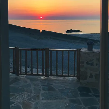 Genevieve Sea House - By The Sea ....on The Beach. *