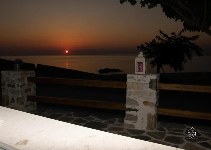 Genevieve Sea House - By The Sea ....on The Beach. Vakantiehuis