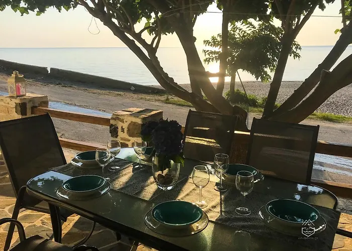 Genevieve Sea House - By The Sea ....on The Beach. Vakantiehuis