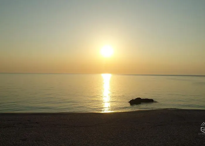 Genevieve Sea House - By The Sea ....on The Beach. *