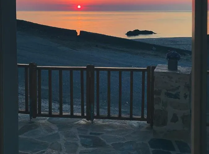 Genevieve Sea House - By The Sea ....on The Beach. *